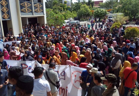 Ratusan Pedagang TPS STC Demo ke DPRD Pekanbarui