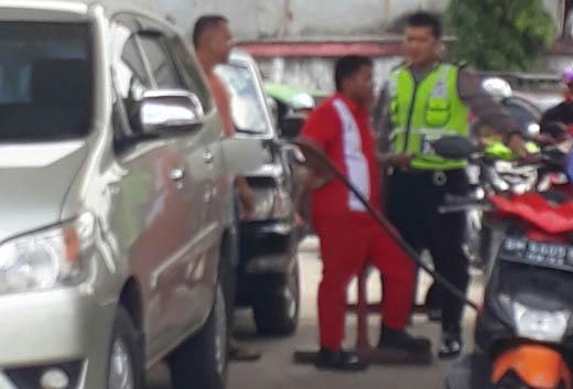 Sering Layani Pedagang Eceran, SPBU ini Dijaga Polisi Sering Layani Pedagang Eceran, SPBU ini Dijaga Polisii