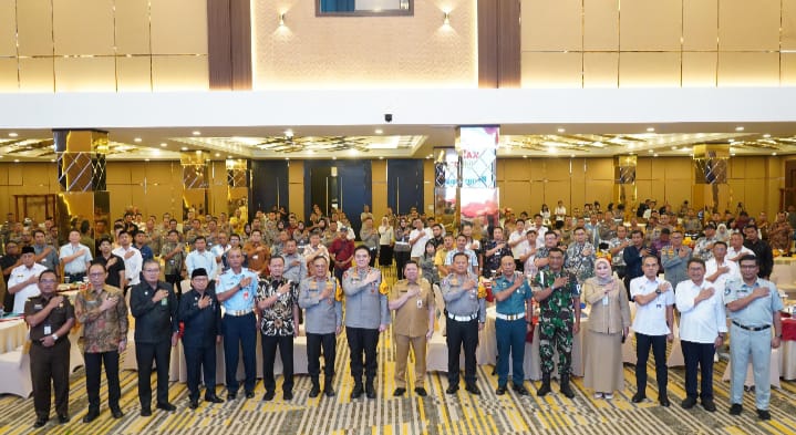 Dirlantas Polda Riau Kombes pol Taufiq Lukman Nurhidayat. SIK MH saat beberapa awak media wawancara Dirlantas polda riau tentang Dirlantas Polda Riau Kombes pol Taufiq Lukman Nurhidayat. SIK MH saat beberapa awak media wawancara Dirlantas polda riau tentangi