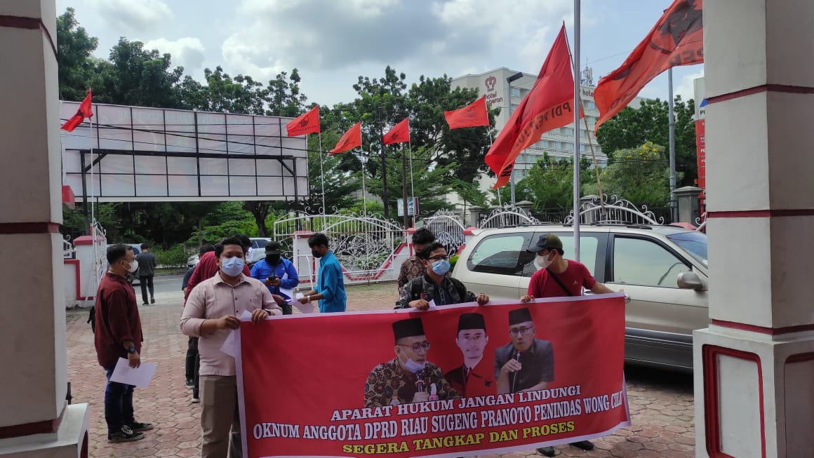 Gelar Aksi Demo Depan Kantor PDIP Riau, APPMK Minta Sugeng Pranoto Segera di-PAW Gelar Aksi Demo Depan Kantor PDIP Riau, APPMK Minta Sugeng Pranoto Segera di-PAWi