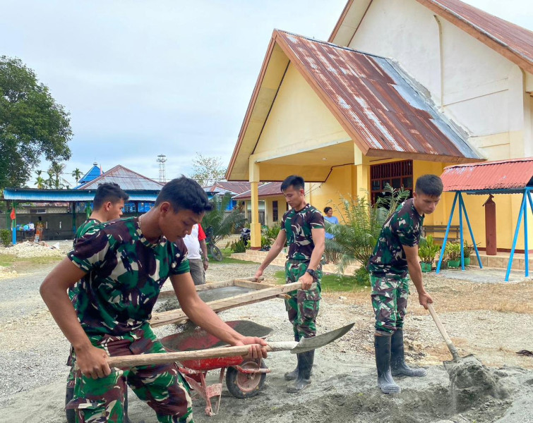 Personel Satgas Yonif 122/TS Perbaiki Bangunan Gereja di Distrik Mannem Papua