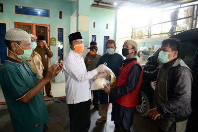 Gubri Syamsuar Bagikan Sembako dan Masker Untuk Warga Tuna Netra