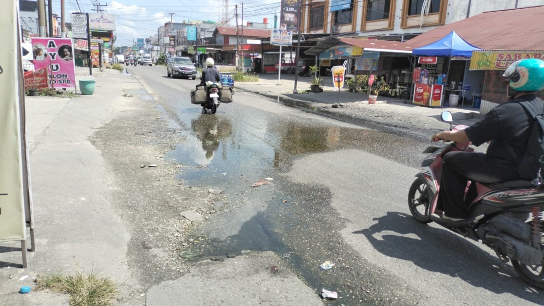 Puluhan Tahun Dibiarkan, Warga RW 16 Tobekgodang Galang Gotong Royong Perbaiki Drainase Jalan Delima Puluhan Tahun Dibiarkan, Warga RW 16 Tobekgodang Galang Gotong Royong Perbaiki Drainase Jalan Delimai