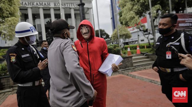 Jokowi Teken UU Ciptaker, Ada Kejanggalan di Pasal 6 Jokowi Teken UU Ciptaker, Ada Kejanggalan di Pasal 6i