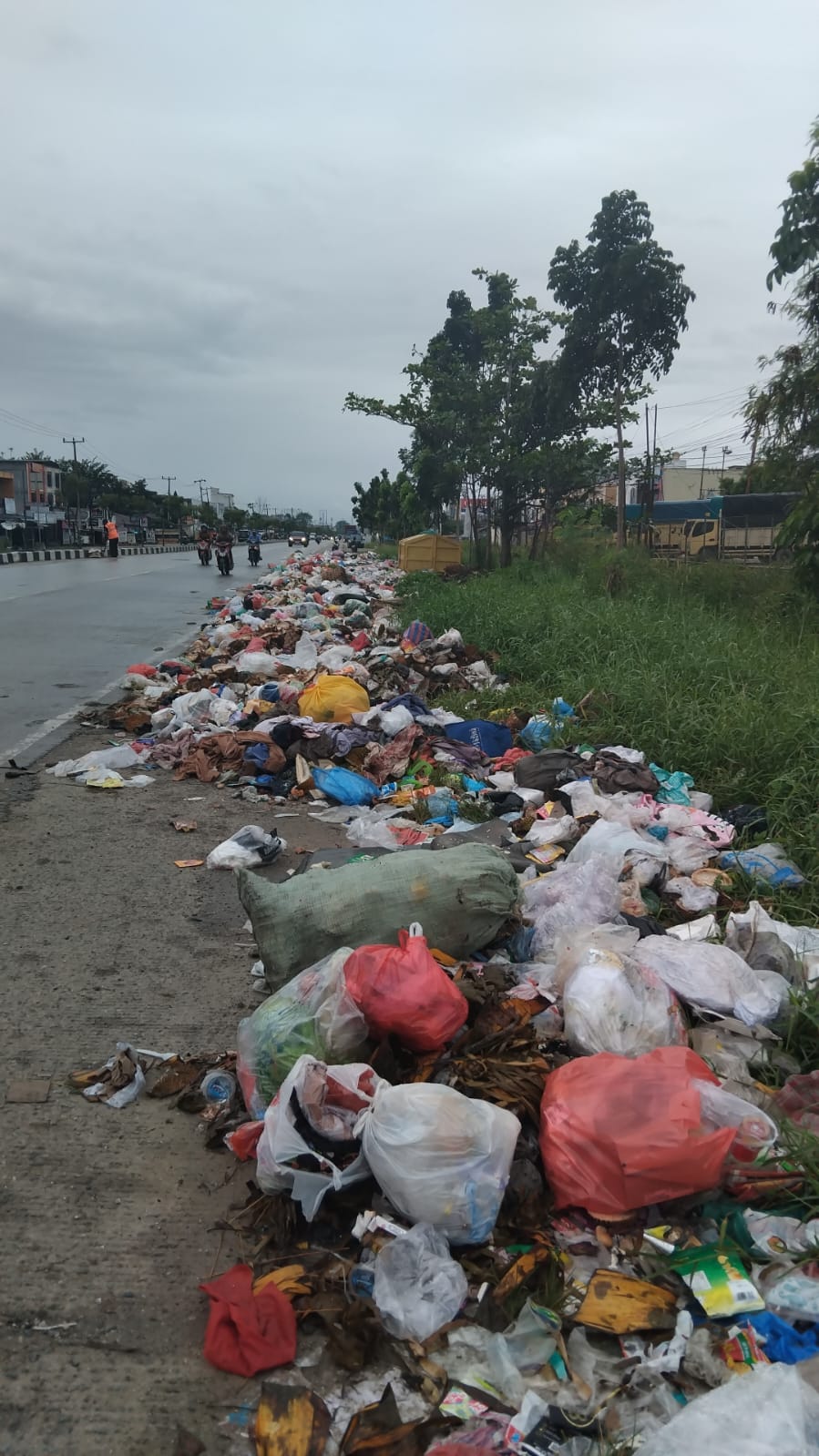 Tumpukan Sampah di HR Subrantas Panam Ujung Dikeluhkan Warga, PT EPP Diduga Tidak Becusi