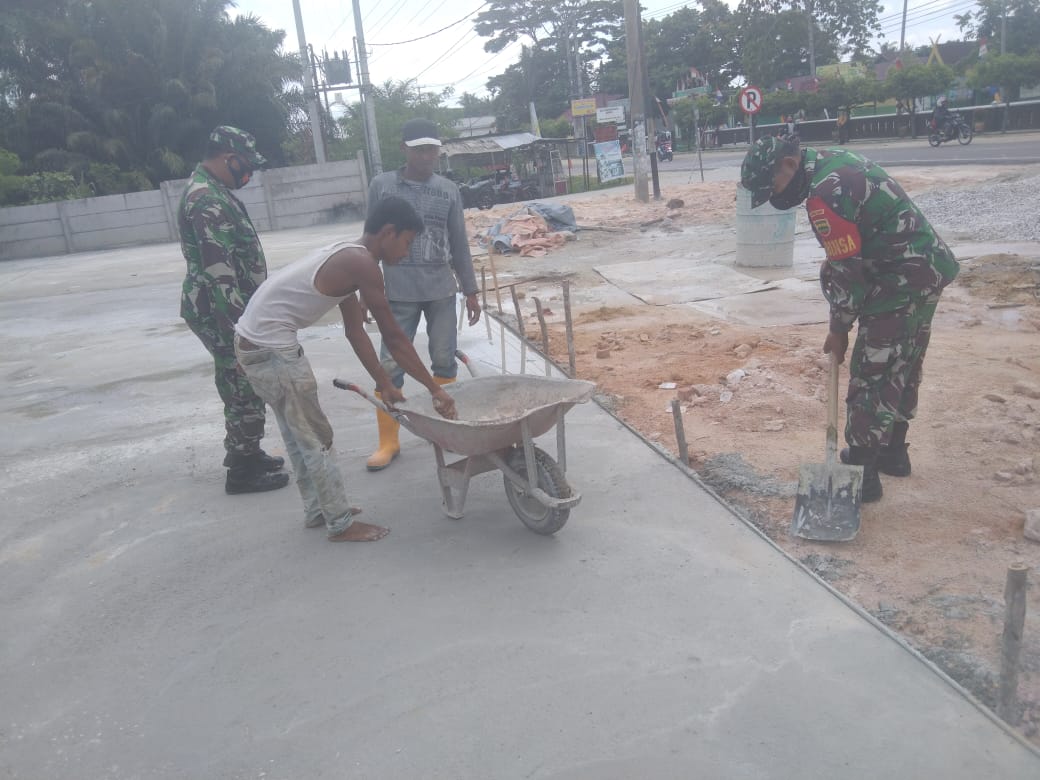 Sukseskan TMMD Ke -110 Kodim 0313/Kpr, Babinsa Bantu Pemuda Dalam Pembuatan Lapangan Volly Sukseskan TMMD Ke -110 Kodim 0313/Kpr, Babinsa Bantu Pemuda Dalam Pembuatan Lapangan Vollyi