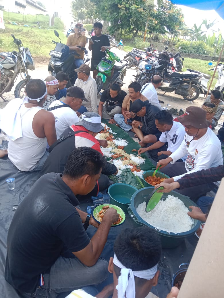 Makan dan Bikin Tenda Dilokasi, Pahit Manis Perjuangan Masyarakat Kabun Rohul Tuntut Hak Plasma 20% di PT Padasa Enam Utama Makan dan Bikin Tenda Dilokasi, Pahit Manis Perjuangan Masyarakat Kabun Rohul Tuntut Hak Plasma 20% di PT Padasa Enam Utamai