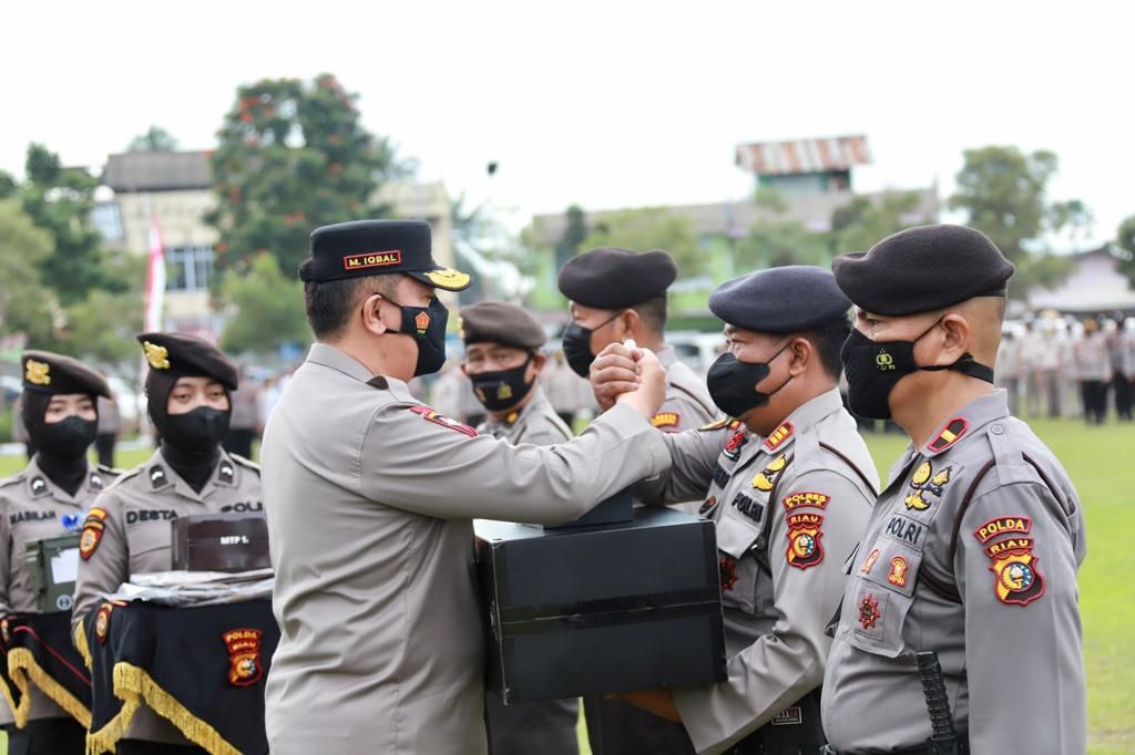Serahkan Peralatan Sabhara dan Reskrim, Kapolda Riau Irjen Iqbal : Gunakan Secara Mahir. Serahkan Peralatan Sabhara dan Reskrim, Kapolda Riau Irjen Iqbal : Gunakan Secara Mahir.i