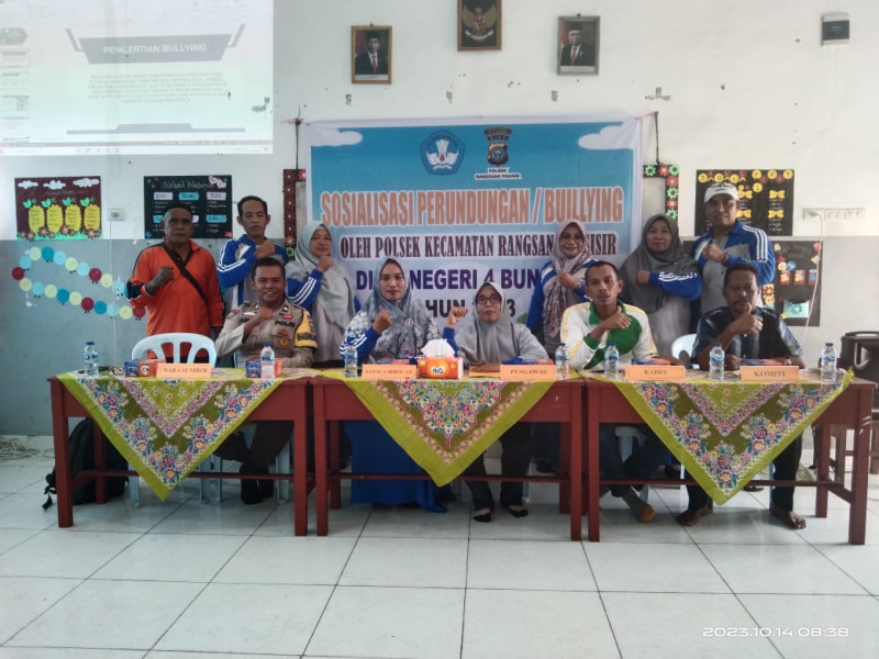 Bhabinkamtibmas di Pulau Terluar ini Lakukan Sosialisasi Bullying kepada Siswa SD Bhabinkamtibmas di Pulau Terluar ini Lakukan Sosialisasi Bullying kepada Siswa SDi