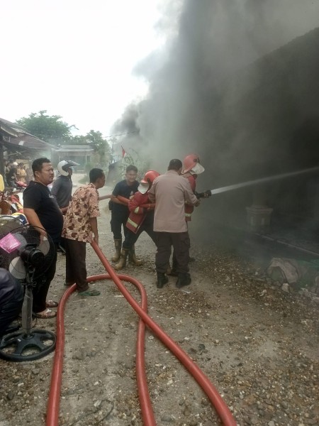 15 Unit Ruko Permanen di Pasar Kuok Hangus Terbakar, Polsek Bangkinang Barat Pasang Policeline 15 Unit Ruko Permanen di Pasar Kuok Hangus Terbakar, Polsek Bangkinang Barat Pasang Policeline