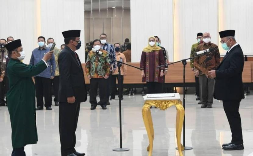 Bernad Sutrisno Resmi Menjadi Sekjen KPU Bernad Sutrisno Resmi Menjadi Sekjen KPUi