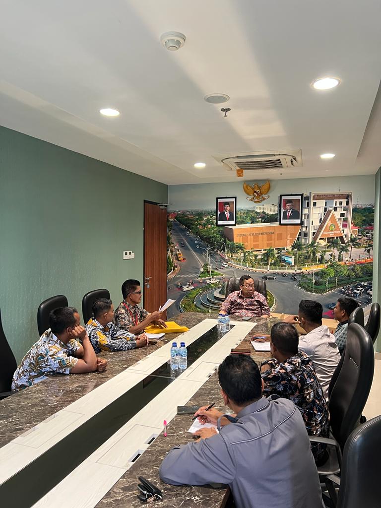 ASINTEL KEJATI RIAU MENERIMA AUDIENSI DARI KEPALA DESA LUBUK SAKAT ASINTEL KEJATI RIAU MENERIMA AUDIENSI DARI KEPALA DESA LUBUK SAKATi