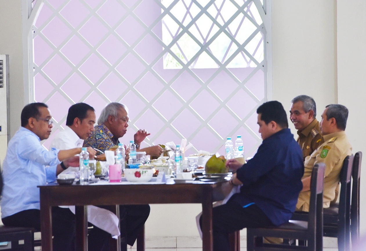 Pj Bupati Kampar Jamu Makan Siang Presiden RI Joko Widodo di Rumah Makan Pak Abbas Tambang. Pj Bupati Kampar Jamu Makan Siang Presiden RI Joko Widodo di Rumah Makan Pak Abbas Tambang.i