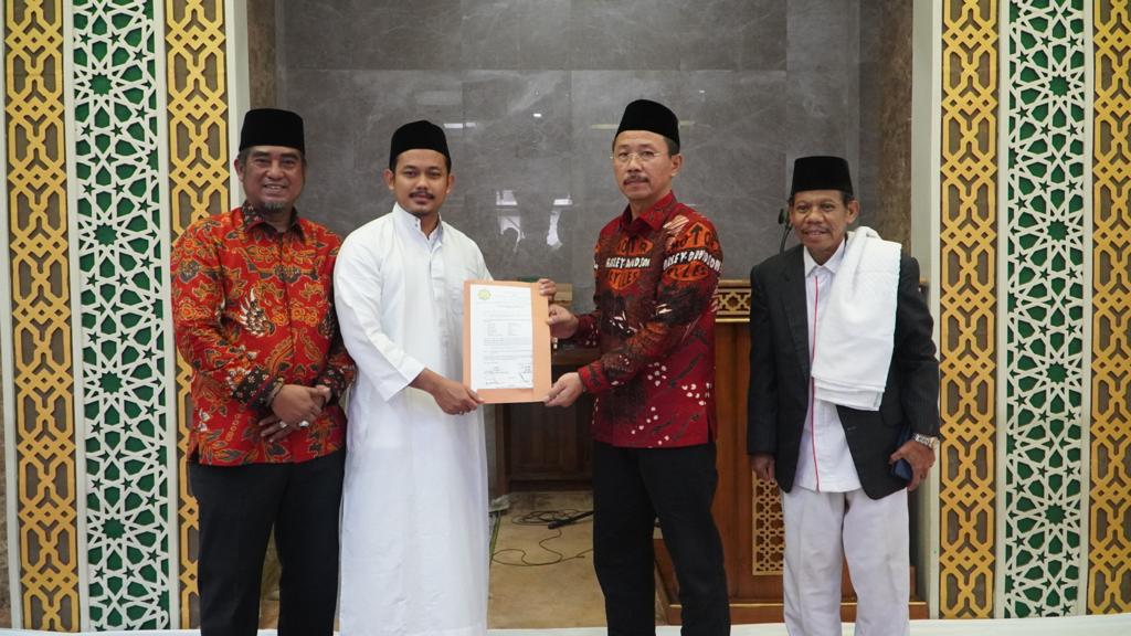 KEPALA KEJAKSAAN TINGGI RIAU DAN KETUA PWNU RIAU MENJADI SAKSI DALAM PROSES IKRAR MASUK AGAMA ISLAM (MUALAF). KEPALA KEJAKSAAN TINGGI RIAU DAN KETUA PWNU RIAU MENJADI SAKSI DALAM PROSES IKRAR MASUK AGAMA ISLAM (MUALAF).i