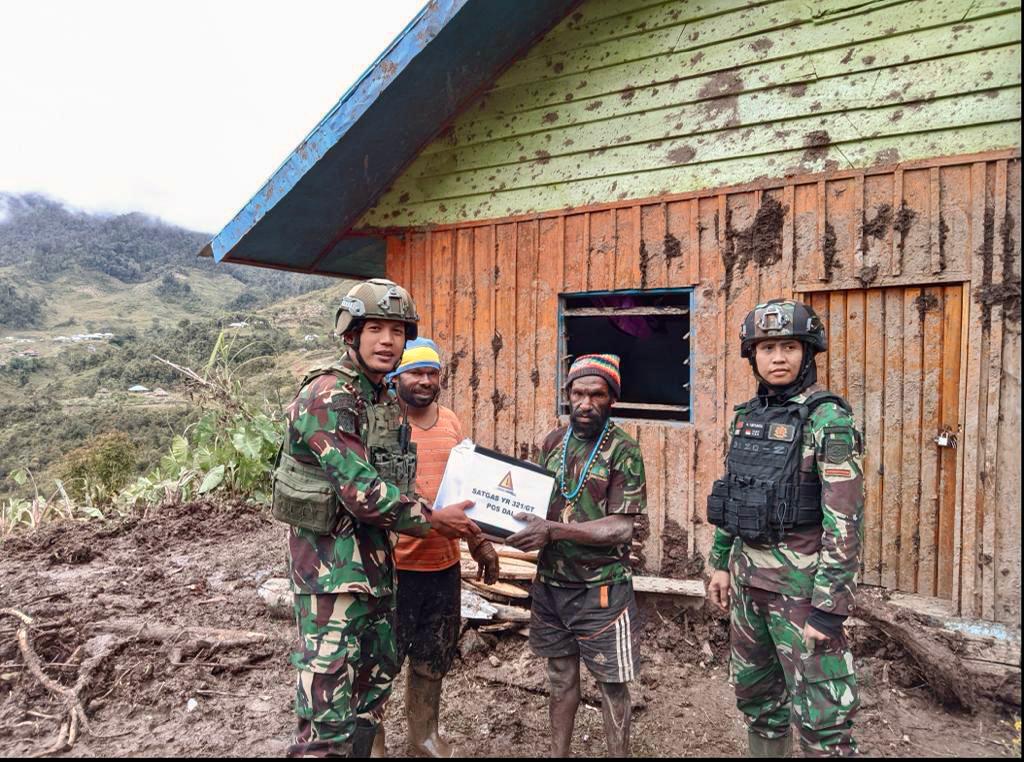 Cepat & Tanggap Darurat!! Prajurit Kostrad Berikan Bantuan Kepada Korban Bencana Longsor di Pedalama Cepat & Tanggap Darurat!! Prajurit Kostrad Berikan Bantuan Kepada Korban Bencana Longsor di Pedalamai