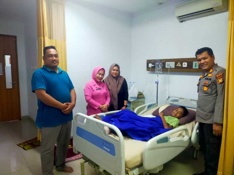 Kepedulian Kapolsek Bungaraya dan Ketua Ranting Bhayangkari : Membesuk Anak Personel Polsek Bungaraya yang Sedang Dirawat di GBKRS. Prima Pekanbaru Kepedulian Kapolsek Bungaraya dan Ketua Ranting Bhayangkari : Membesuk Anak Personel Polsek Bungaraya yang Sedang Dirawat di GBKRS. Prima Pekanbarui