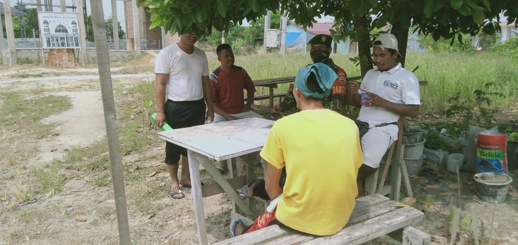 Sukseskan TMMD Ke-110 Kodim 0313/KPR, Babinsa 06/SH Terus Lakukan Komunikasi Sosial Dengan Warga Sukseskan TMMD Ke-110 Kodim 0313/KPR, Babinsa 06/SH Terus Lakukan Komunikasi Sosial Dengan Wargai