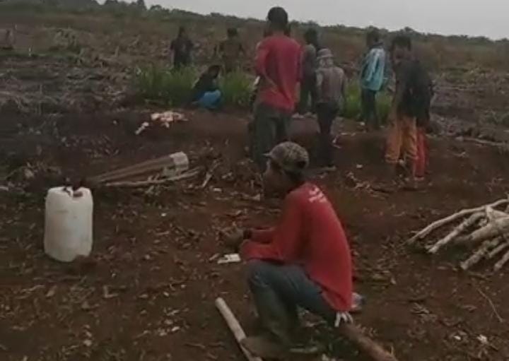 Kapolda Riau Tolong Bantu Warga Korban Kriminalisasi, Kapolsek Pinggir Diduga Terlibat Beking Mafia Tanah di Riau Kapolda Riau Tolong Bantu Warga Korban Kriminalisasi, Kapolsek Pinggir Diduga Terlibat Beking Mafia Tanah di Riaui