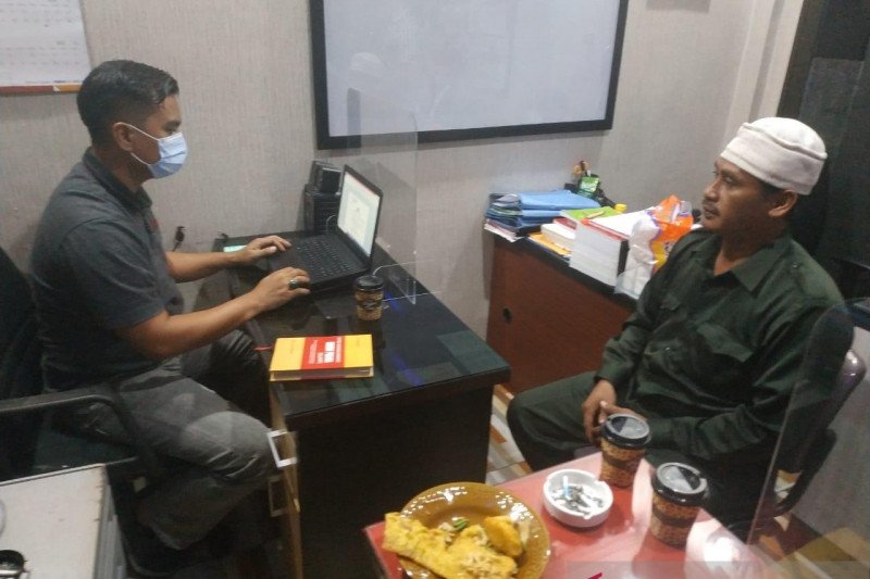 Ketua FPI Pekanbaru Ditetapkan Tersangka Ketua FPI Pekanbaru Ditetapkan Tersangkai