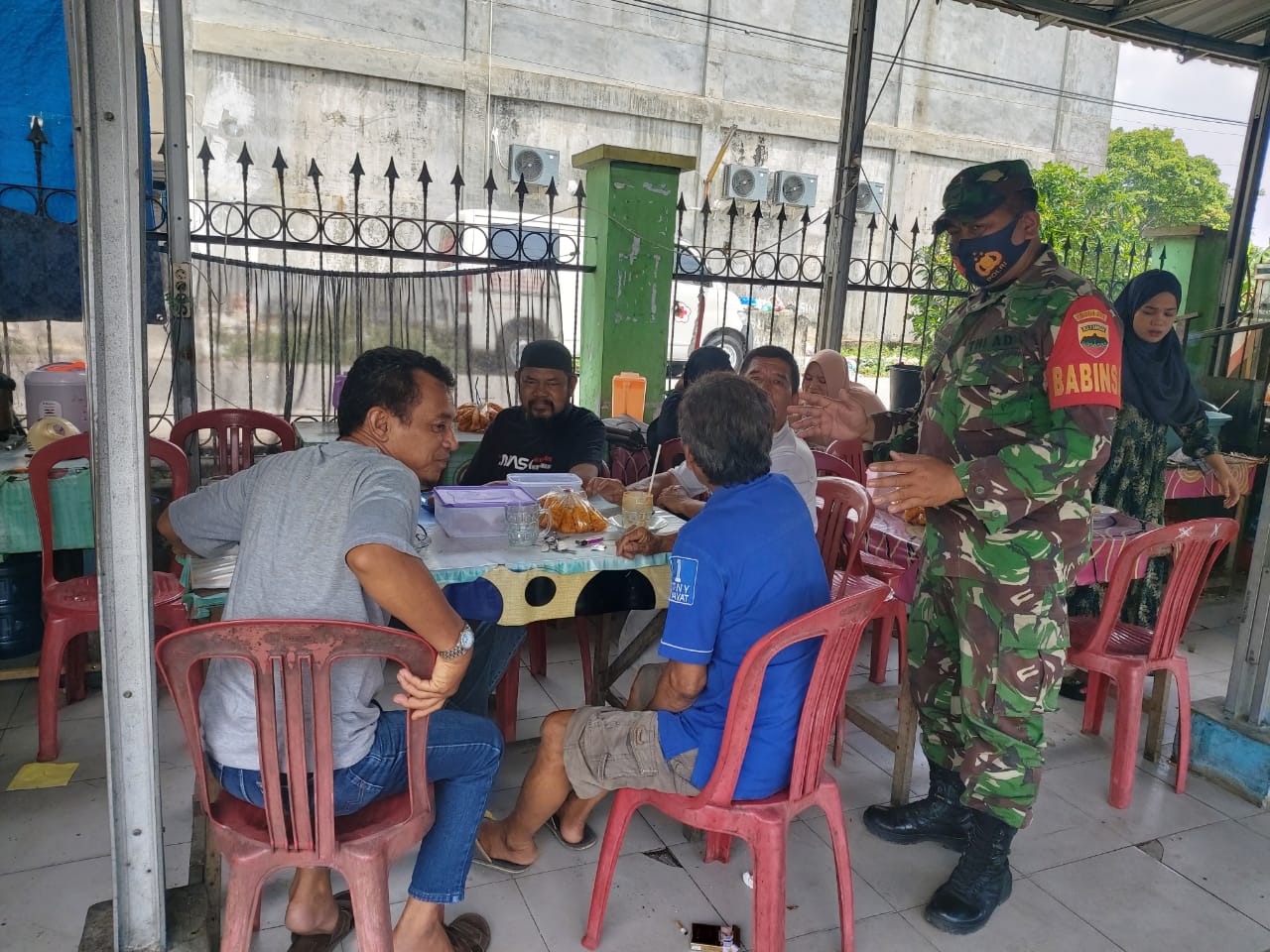 Guna Mendukung TMMD Ke 110 Kodim 0313/KPR, Serda Gede Budiarma Sosialisasikan Bahaya Karhutla Guna Mendukung TMMD Ke 110 Kodim 0313/KPR, Serda Gede Budiarma Sosialisasikan Bahaya Karhutlai