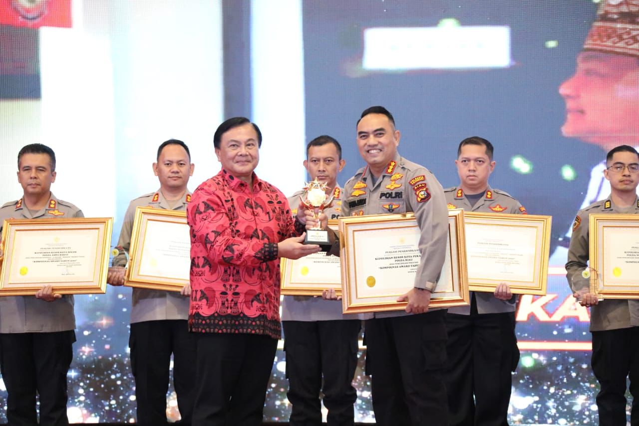 Polresta Pekanbaru Raih Predikat Terbaik 1 Kompolnas Award Tahun 2022 Polresta Pekanbaru Raih Predikat Terbaik 1 Kompolnas Award Tahun 2022i