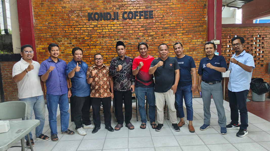 Prof. Akbarizan Silaturahmi dengan Aktivis dan Alumni UIN Suska di Pekanbaru Prof. Akbarizan Silaturahmi dengan Aktivis dan Alumni UIN Suska di Pekanbarui