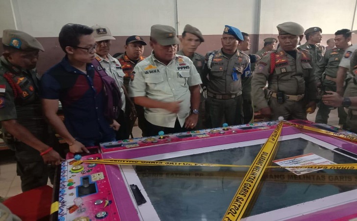 Satpol PP Segel Dua Usaha Gelper di Pelalawan Satpol PP Segel Dua Usaha Gelper di Pelalawani