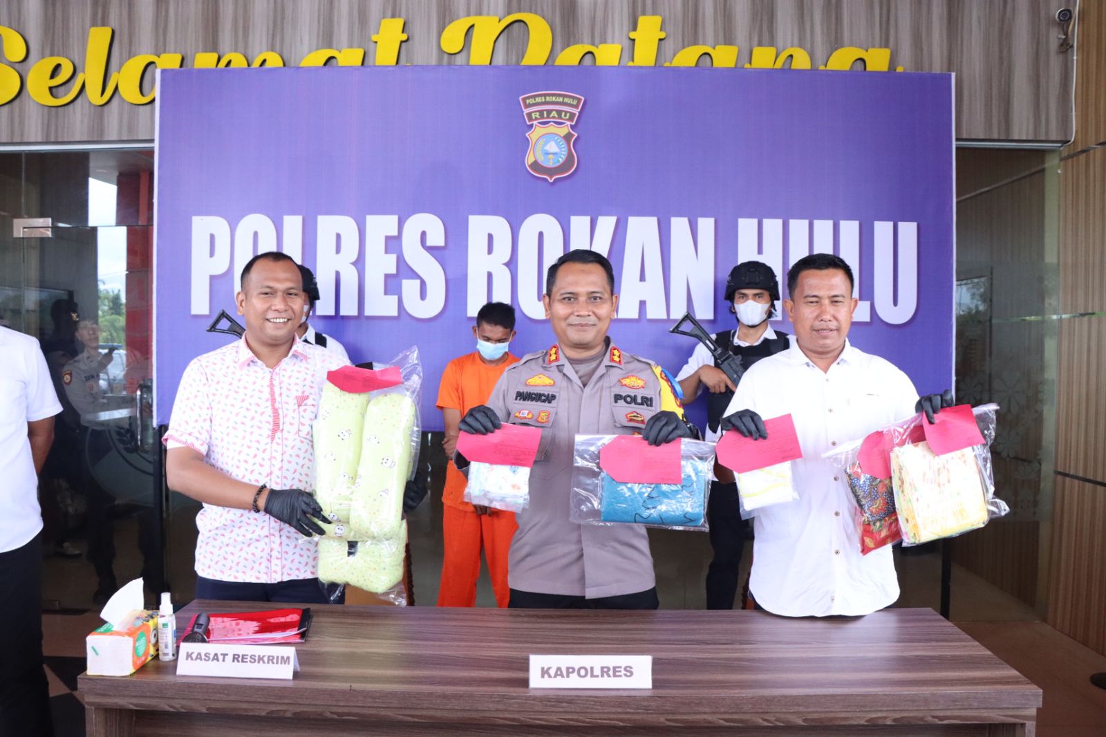 Telantarkan Bayi Hasil Hubungan Gelap Di Masjid, Pasangan Kekasih Di Luar Nikah Diringkus Personil Sat Reskrim Polres Rohul Telantarkan Bayi Hasil Hubungan Gelap Di Masjid, Pasangan Kekasih Di Luar Nikah Diringkus Personil Sat Reskrim Polres Rohuli
