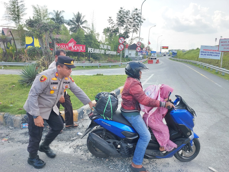 Kapolsek Tambang Bantu Dorong Sepeda Motor Pemudik yang Mogok Sekaligus Bantu Isikan BBM Kapolsek Tambang Bantu Dorong Sepeda Motor Pemudik yang Mogok Sekaligus Bantu Isikan BBM
