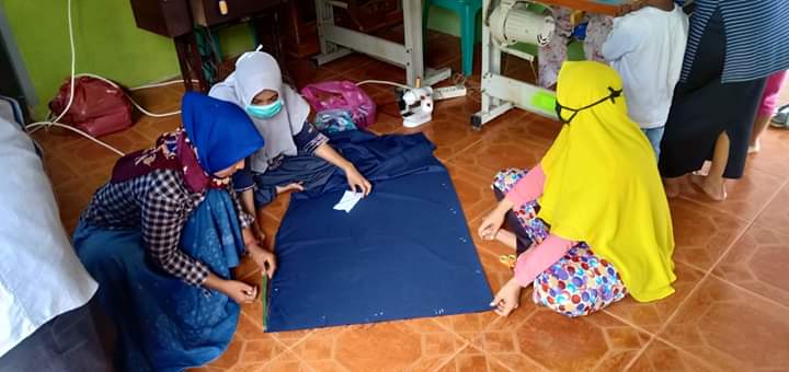 Cegah Covid-19, Lubuk Siam Produksi 2 Ribu Masker. Cegah Covid-19, Lubuk Siam Produksi 2 Ribu Masker.i