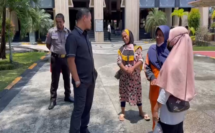 Agung Nugroho Terima Keluhan Biaya Persalinan dan Biaya Sekolah Anak Agung Nugroho Terima Keluhan Biaya Persalinan dan Biaya Sekolah Anaki