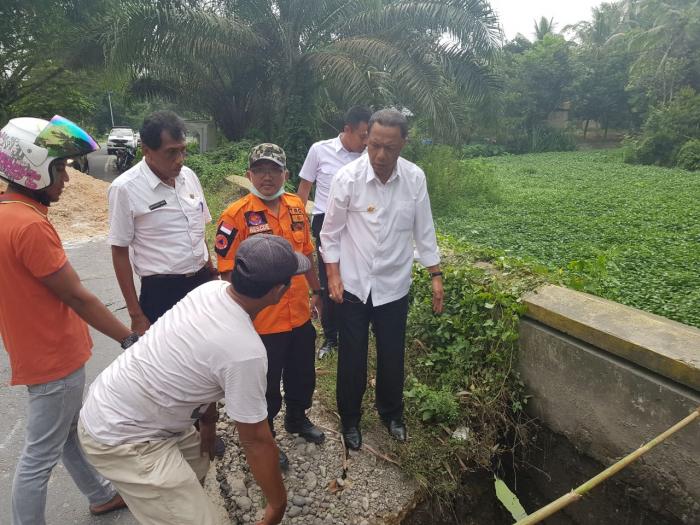 Bupati Kampar Tinjau Jalan Putus di Kuok Bupati Kampar Tinjau Jalan Putus di Kuoki