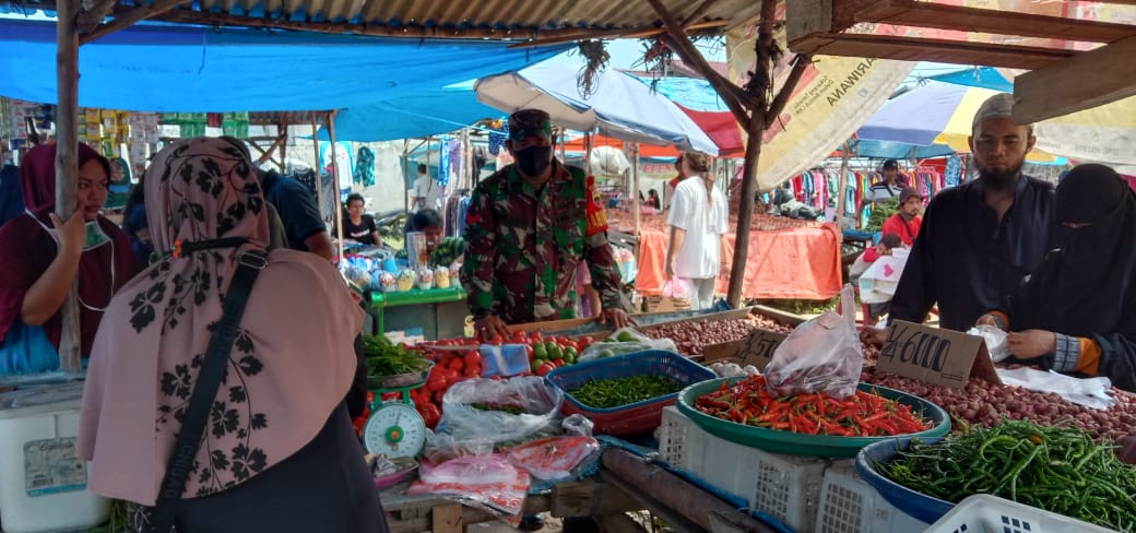 Personil Koramil 06/SH Siak Hulu Pantau Harga Sembako Di Pasar Tradisional Personil Koramil 06/SH Siak Hulu Pantau Harga Sembako Di Pasar Tradisionali