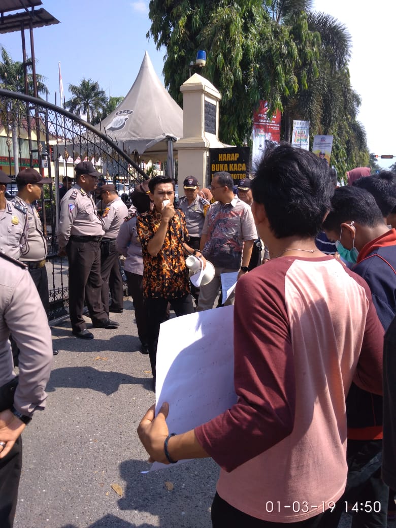 Puluhan Masa Ganri Geruduk Mapolda Riau, ini Tuntutannya Puluhan Masa Ganri Geruduk Mapolda Riau, ini Tuntutannyai