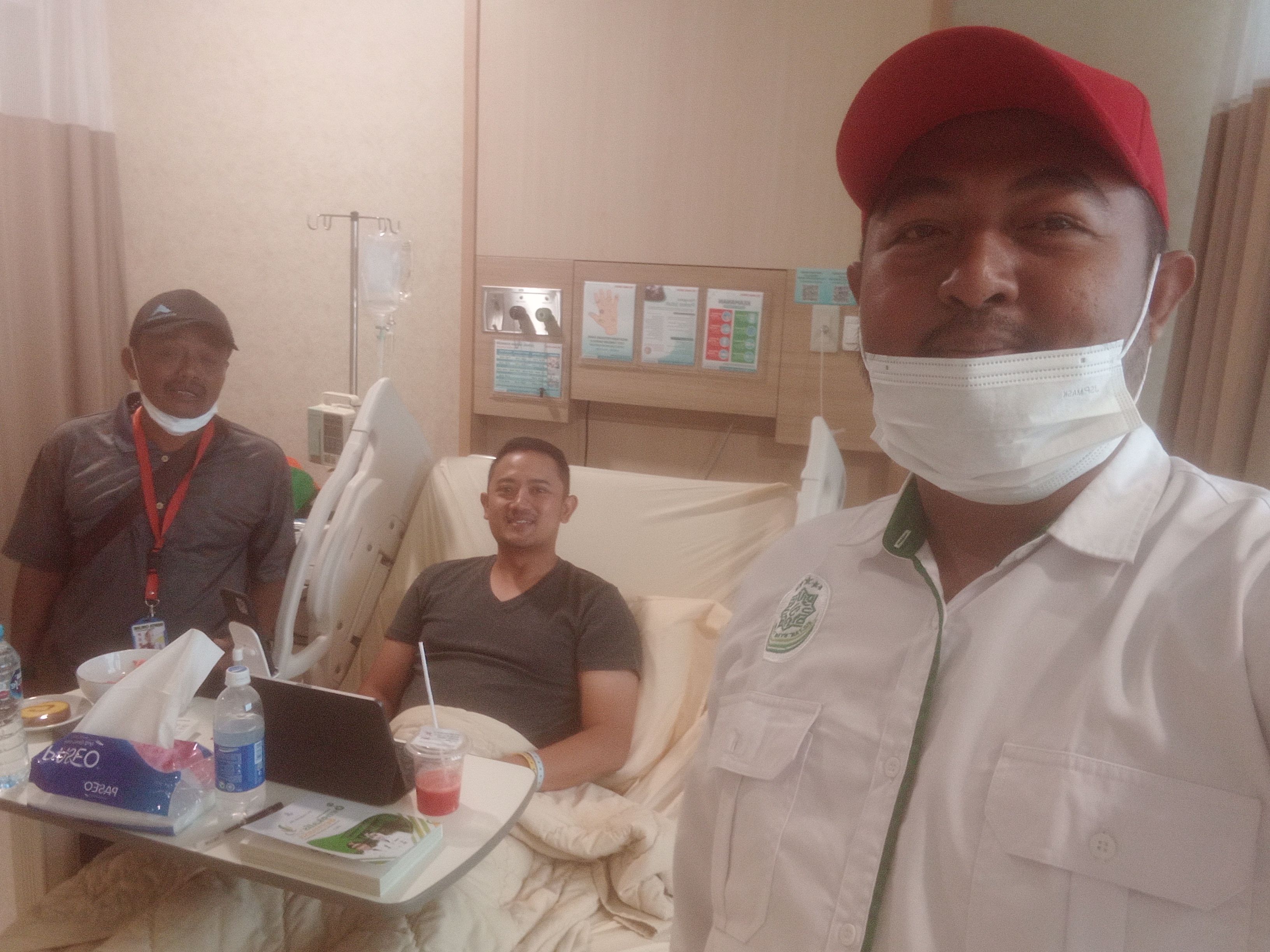 PIMRED MEDIA Gentaonline.com Bersama Direktur YMI Membesuk Kapolres Kabupaten Bengkalis di Rumah Sakit PIMRED MEDIA Gentaonline.com Bersama Direktur YMI Membesuk Kapolres Kabupaten Bengkalis di Rumah Sakiti