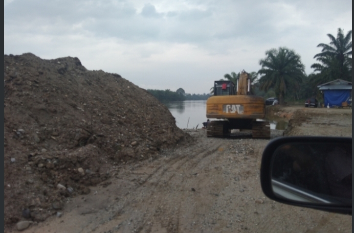 Galian C Diduga Masih Beroperasi Ditepi Sungai Kampar Batu Belah. Galian C Diduga Masih Beroperasi Ditepi Sungai Kampar Batu Belah.i