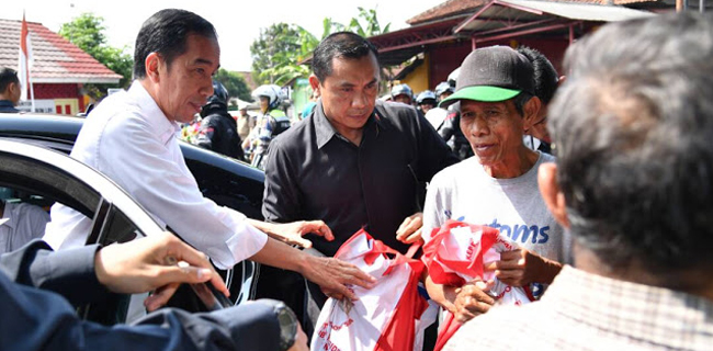 Kerumunan Terjadi Lagi Saat Jokowi Bagikan Sembako, Demokrat: Harusnya Bapak Jadi Teladan Kerumunan Terjadi Lagi Saat Jokowi Bagikan Sembako, Demokrat: Harusnya Bapak Jadi Teladani