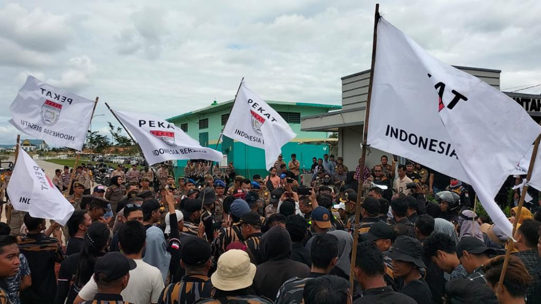 RESAH MELIHAT MARAK NYA HIBURAN MALAM, DPD PEKAT IB-PEKANBARU MENGADAKAN DEMO DI KANTOR WALIKOTA RESAH MELIHAT MARAK NYA HIBURAN MALAM, DPD PEKAT IB-PEKANBARU MENGADAKAN DEMO DI KANTOR WALIKOTAi