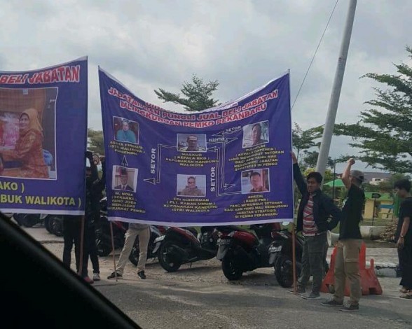 Diduga Ada Jual Beli Jabatan di Pemko Pekanbaru, Sejumlah Mahasiswa Demo di Kediaman Walikota