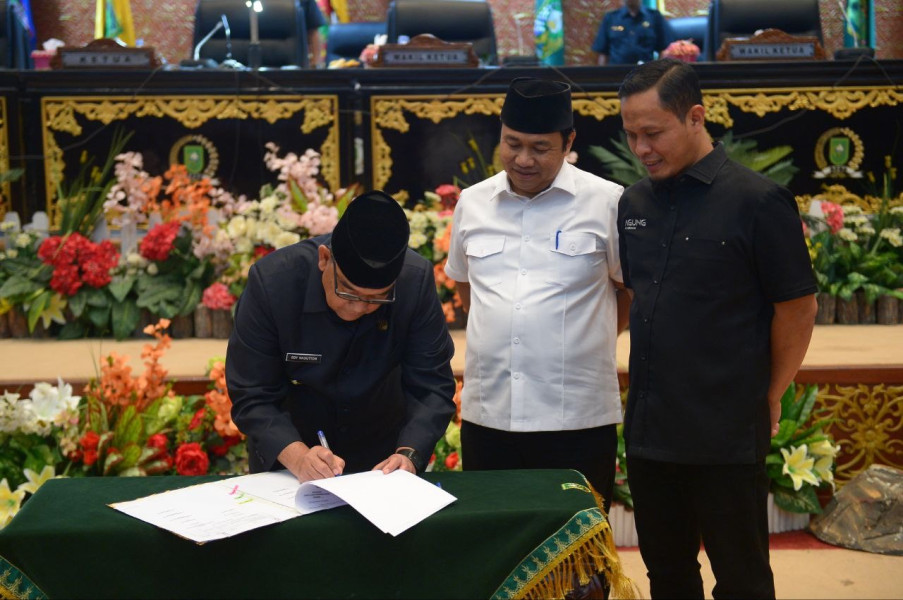 APBD Riau 2024 Disahkan Rp11 Triliun APBD Riau 2024 Disahkan Rp11 Triliuni
