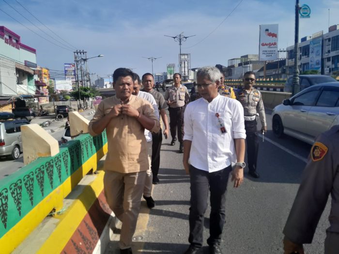 Dinas PUPR Riau Sebut Kondisi Flyover Sudirman-Harapan Raya Retak Plesteran Dinas PUPR Riau Sebut Kondisi Flyover Sudirman-Harapan Raya Retak Plesterani