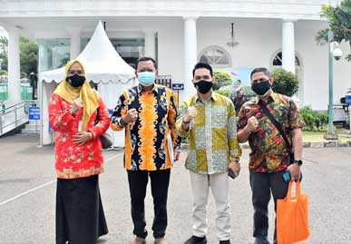 Pemprov Riau Antar Aspirasi Buruh dan Mahasiswa ke Istana Kepresidenan Pemprov Riau Antar Aspirasi Buruh dan Mahasiswa ke Istana Kepresidenani