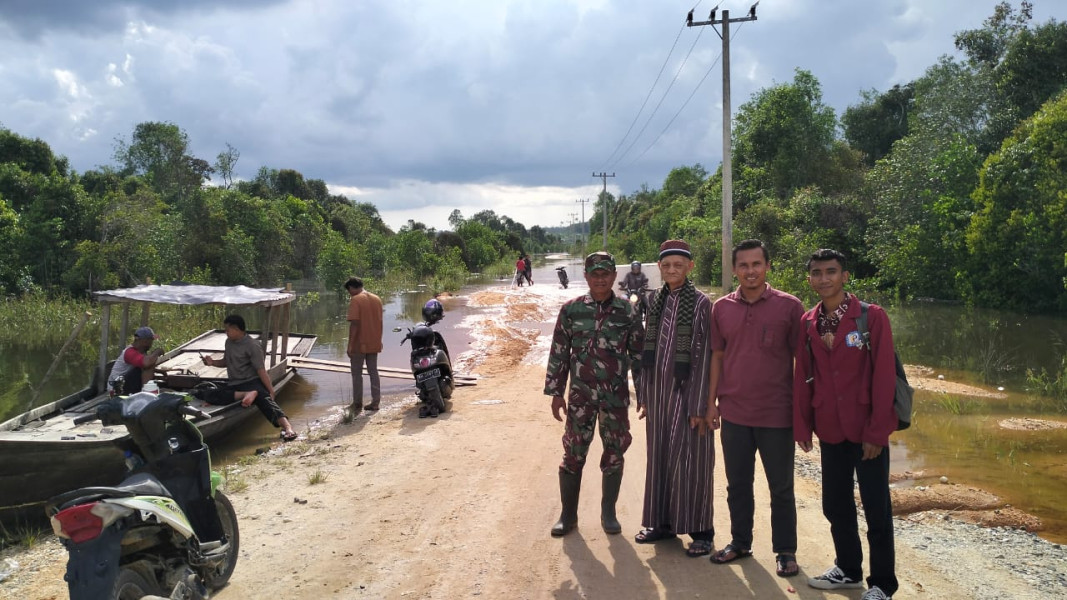 BANJIR PENYEBAB TERPUTUSNYA JALAN PENGHUBUNG DESA SOTOL-TAMBAK, MAHASISWA PELALAWAN DAN WARGA DESA SOTOL MINTA PEMERINTAH DAERAH SERIUS MENANGANI BANJIR PENYEBAB TERPUTUSNYA JALAN PENGHUBUNG DESA SOTOL-TAMBAK, MAHASISWA PELALAWAN DAN WARGA DESA SOTOL MINTA PEMERINTAH DAERAH SERIUS MENANGANIi