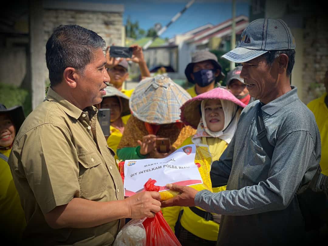 Apresiasi Semangat Petugas Kebersihan di Pekanbaru, Ditintelkam Polda Riau Bagi-bagi Sembako