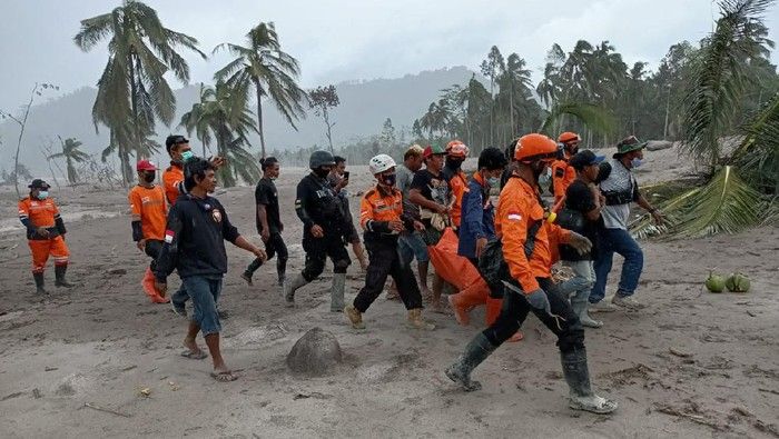 Update Korban Erupsi Semeru: 22 Meninggal, 27 Hilang, 2.004 Mengungsi Update Korban Erupsi Semeru: 22 Meninggal, 27 Hilang, 2.004 Mengungsii