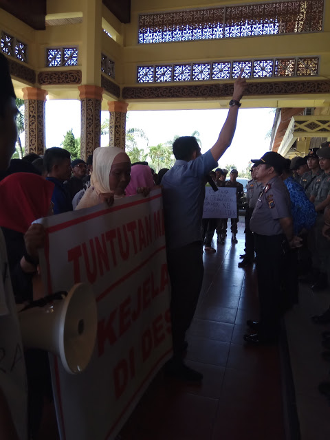 Desa Tak Kunjung Dialiri Listrik, Warga Ransang Demo Bupati Pelalawan Desa Tak Kunjung Dialiri Listrik, Warga Ransang Demo Bupati Pelalawani