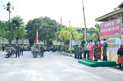 Gubri Lepas Tim Pemberian Makanan Bagi Masyarakat Terdampak Covid-19 Gubri Lepas Tim Pemberian Makanan Bagi Masyarakat Terdampak Covid-19i