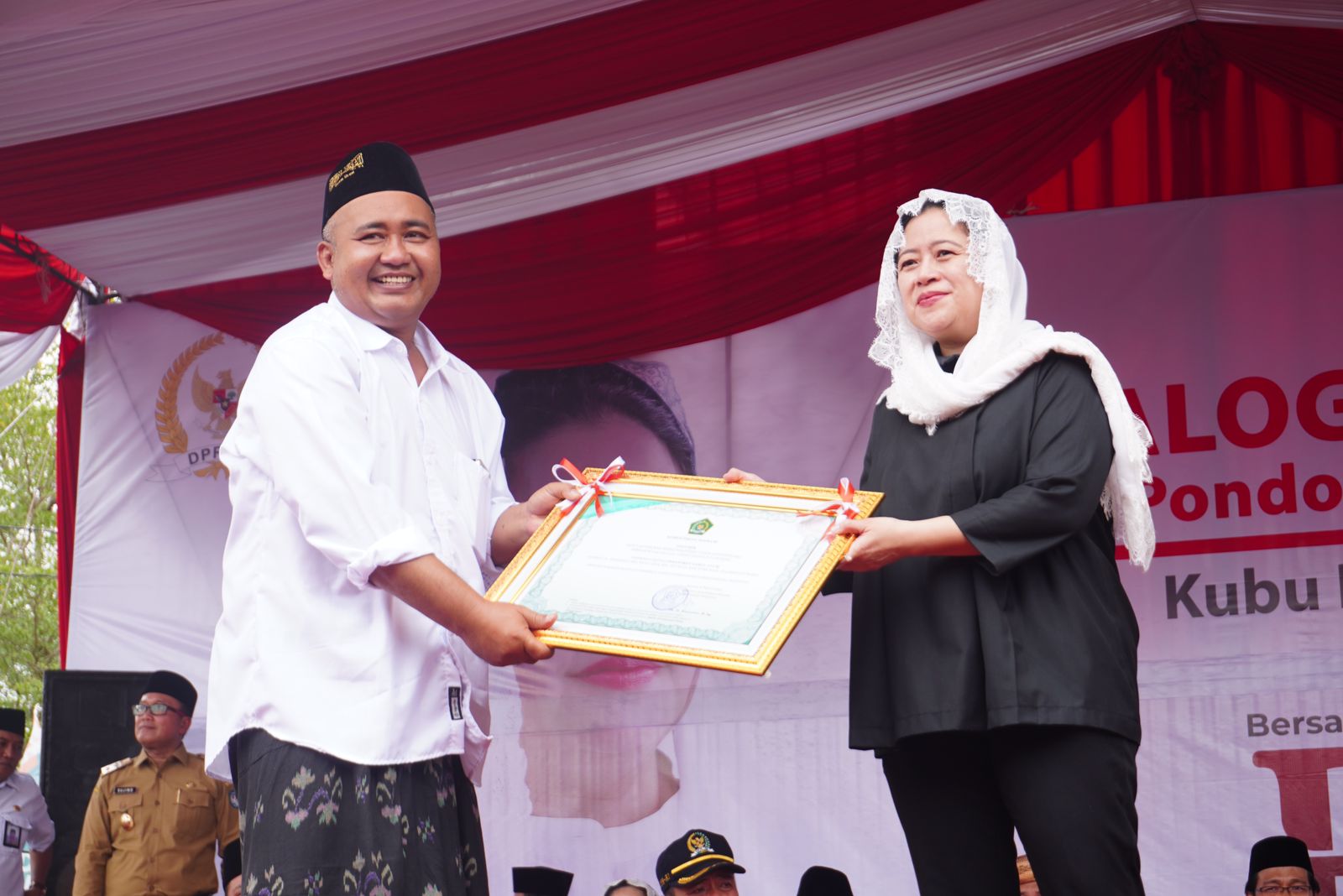 Puan Maharani Janji Bangunkan Rusun dan Beri Bantuan Bus untuk Ponpes Darul Ulum Kubu Raya