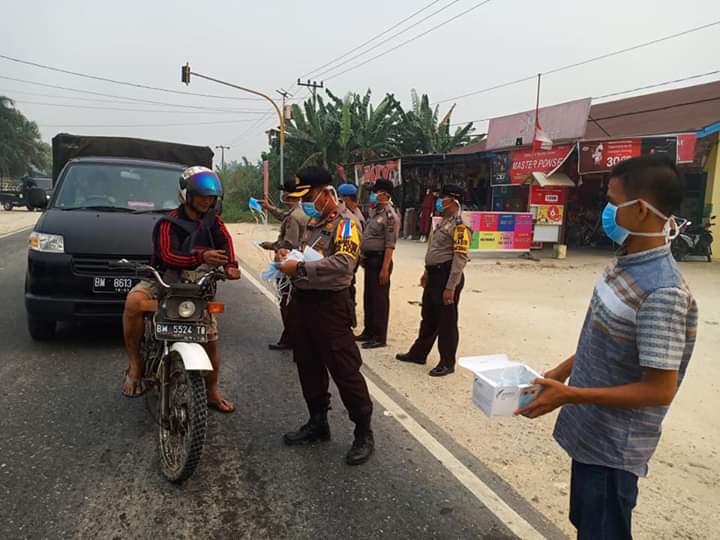 Upika Kecamatan Siak Hulu Kampar Gelar Aksi Sosial Bagi-Bagi Masker Upika Kecamatan Siak Hulu Kampar Gelar Aksi Sosial Bagi-Bagi Maskeri