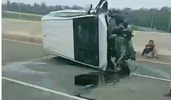 Diduga Mengantuk Sopir Innova Tabrak Interchange dan Terguling Diduga Mengantuk Sopir Innova Tabrak Interchange dan Tergulingi